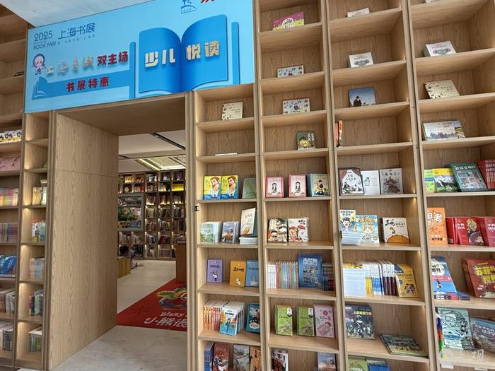   上海书城各楼层都有书展特惠区域。施晨露摄
