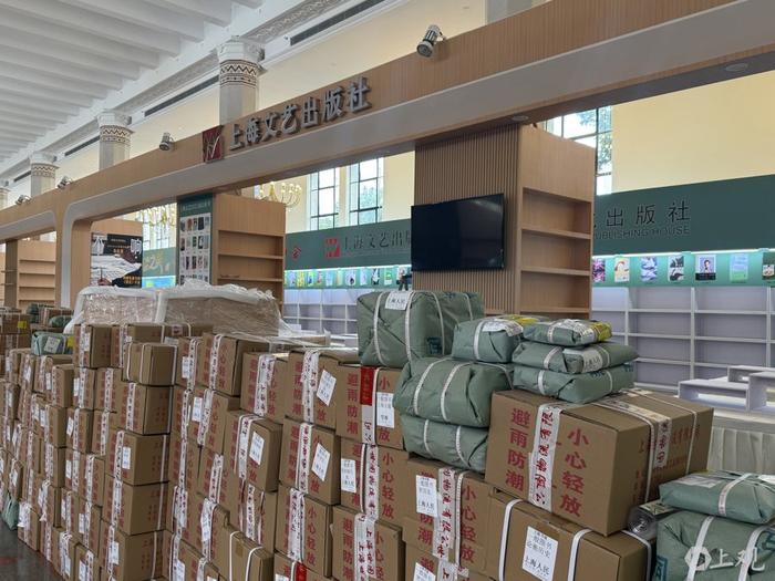   世纪出版馆布展中。施晨露摄