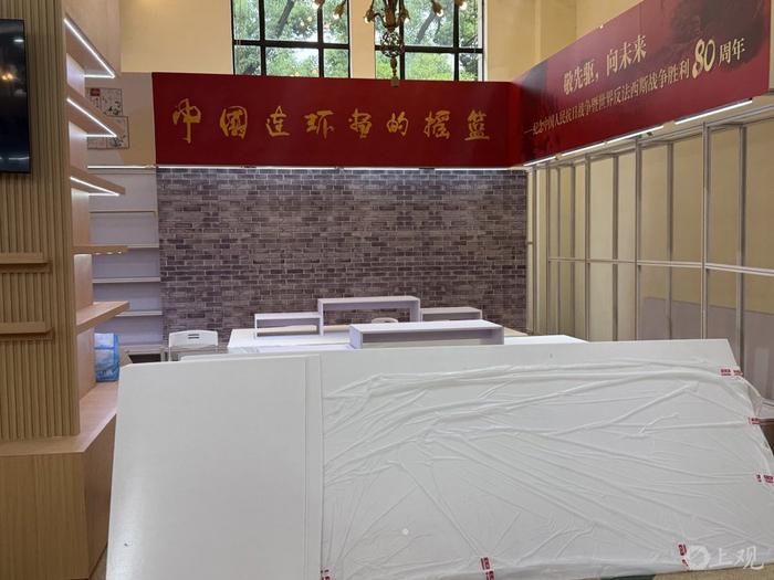   世纪出版馆布展中。施晨露摄