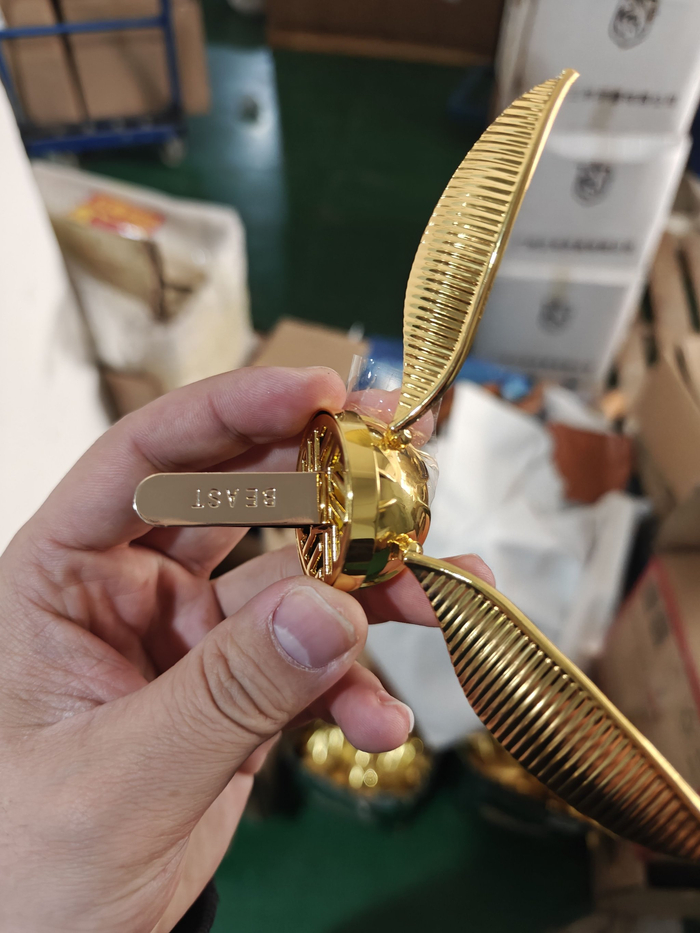 犯罪团伙一比一仿制热销的联名商品，甚至连外包装也完全仿制。