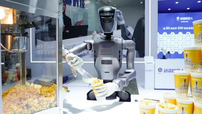 越疆在WRC上发布新品DOBOT AtomⅡ。图片来源：越疆科技