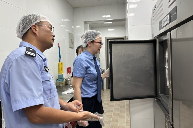 武汉市东西湖区检察院检察官开展食药安全类公益诉讼案件线索排查。