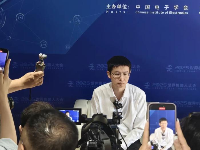 △王兴兴接受媒体采访中 《智能涌现》拍摄