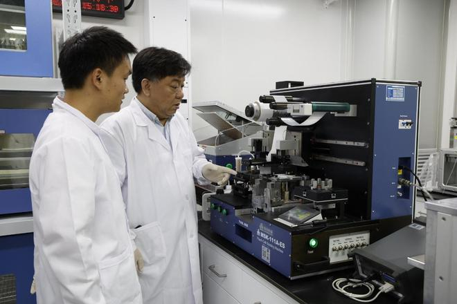 　　科研团队正在研究电池叠片技术。（受访者供图）