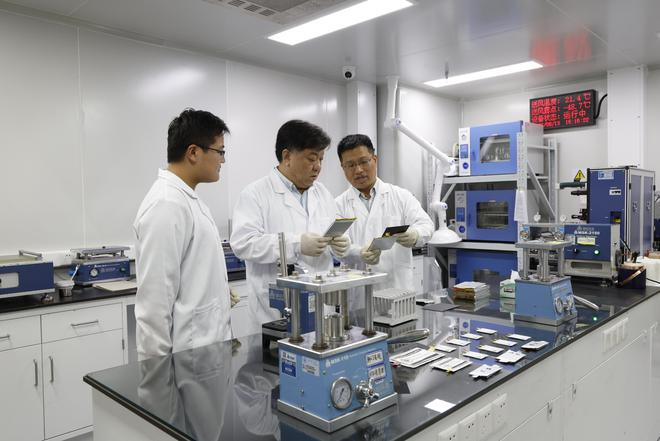 　　科研团队正在设计锂金属软包电池。（受访者供图）