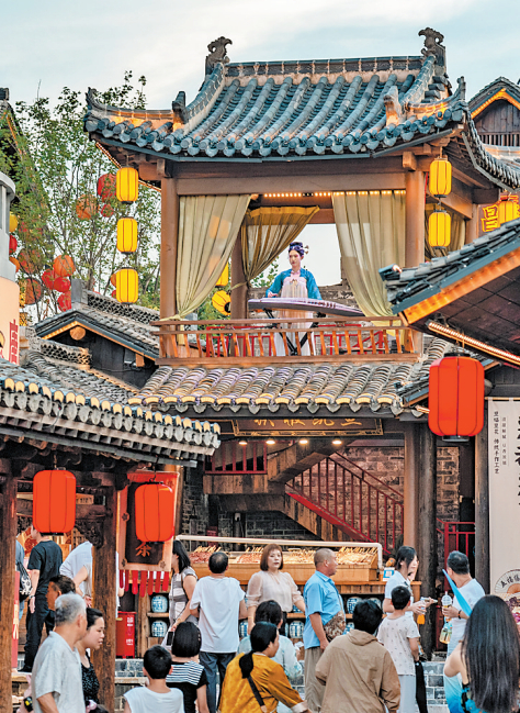 近日，游客在唐山市丰南区河头老街游览。河北日报记者 赵杰 摄