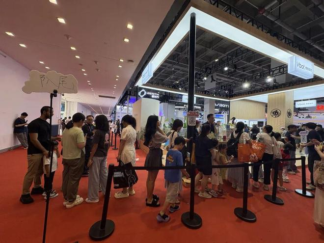 在展台排队等待体验的观众。图片来源：乔心怡
