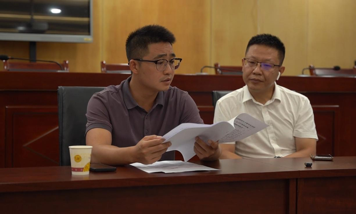 （左：贵阳市市政工程服务中心路灯管理科工作人员 李廷焕 ；右：宏立城物业工程经理   廖磊）