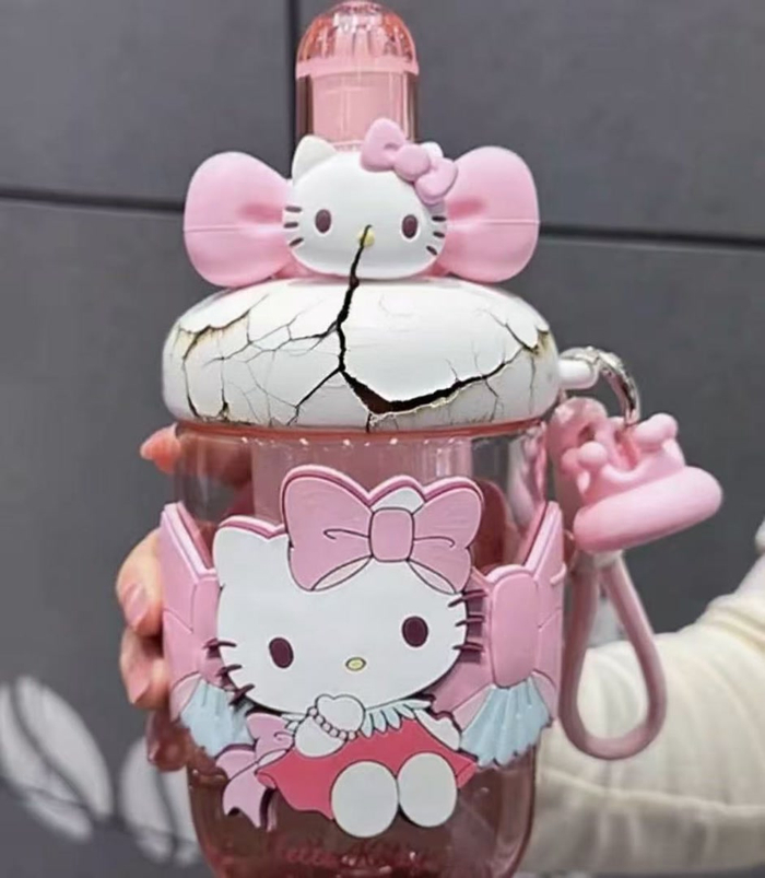 前后两张图中杯子裂纹不一致