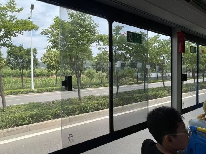 去往音乐节现场的公交车上。图 / 笔者提供