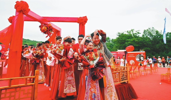 辽阳市辽阳县凉亭山公园首山向阳文化广场上，30对新人身着传统礼服迎来了人生中最幸福的时刻。兰德志  摄
