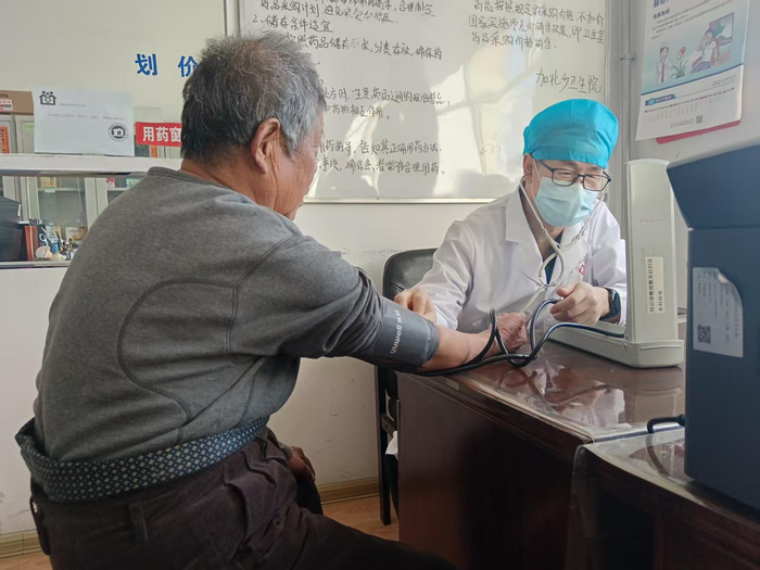 孟凡华为患者测量血压