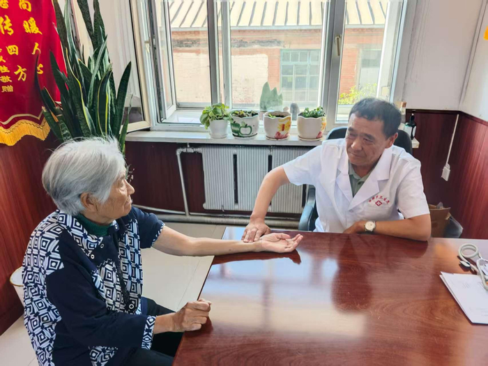 李申平为患者把脉问诊