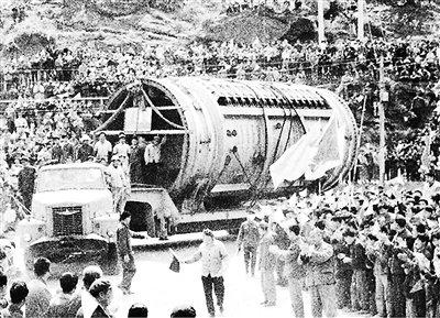1977年4月9日,高空台核心部件高空试验舱运抵松花岭试验基地。