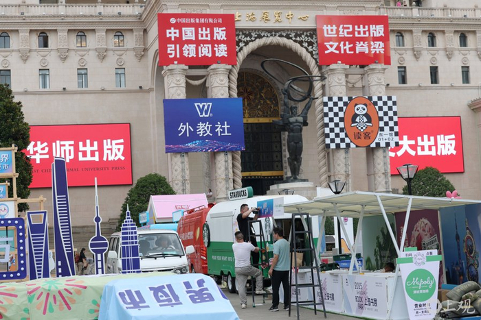 今年上海书展将首次在户外开设“阅界夜市”。赖鑫琳摄