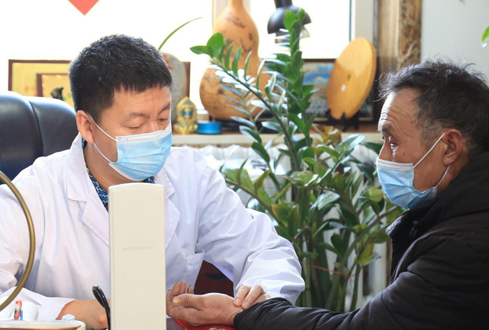 柴寿福为患者把脉