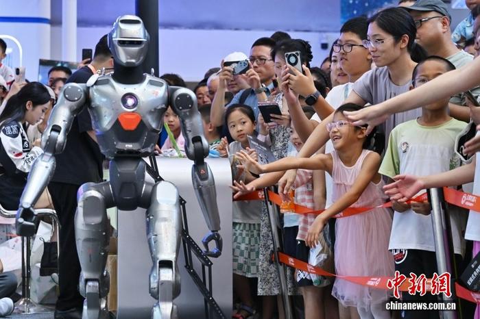   2025世界机器人大会上，人形机器人受到广泛欢迎。中新社记者 王紫儒 摄