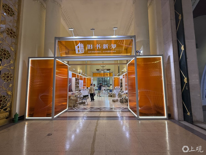 本届上海书展首次举办“旧书新知”全国邀请展。施晨露摄