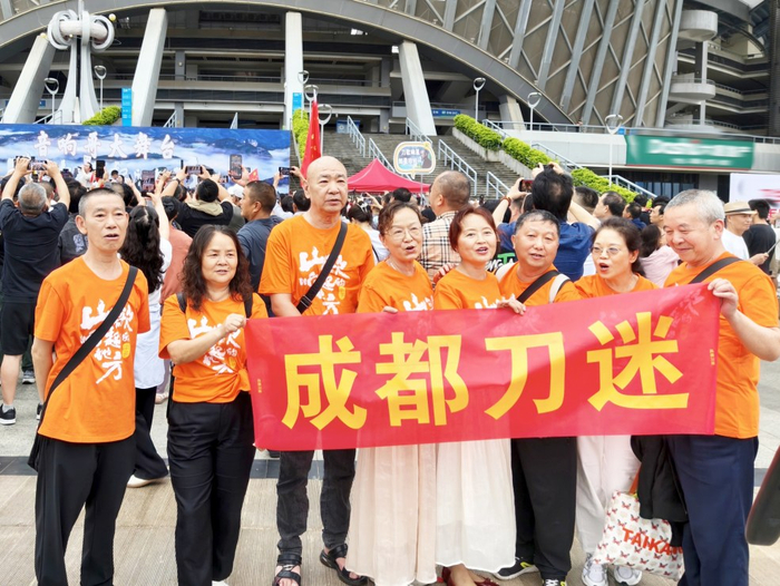     成都的刀郎歌迷专程来到南宁观看演唱会。（资料图）    本报记者黄敬敏 摄