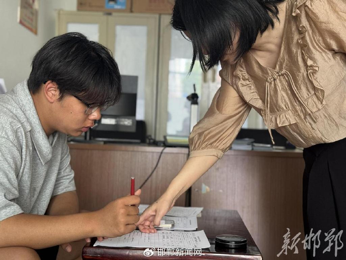 复兴区教体局工作人员指导学生填写助学贷款申请表