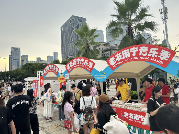     歌迷在演唱会现场外的市集逛吃。（资料图）    本报记者余秋兰 摄