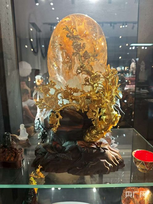 东海水晶制品（央广网记者  王锡斐  摄）