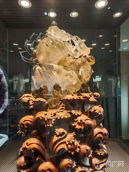 郑燕的水晶雕刻作品（央广网记者  王锡斐  摄）