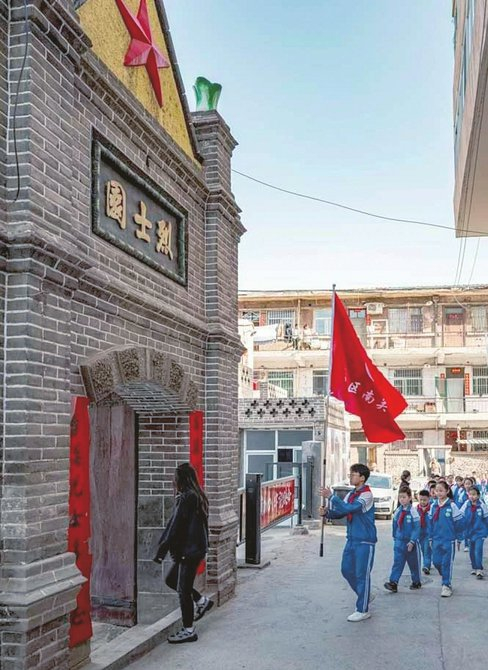 吕梁市离石区南关小学学生前往离石烈士楼参观。图片由受访者提供