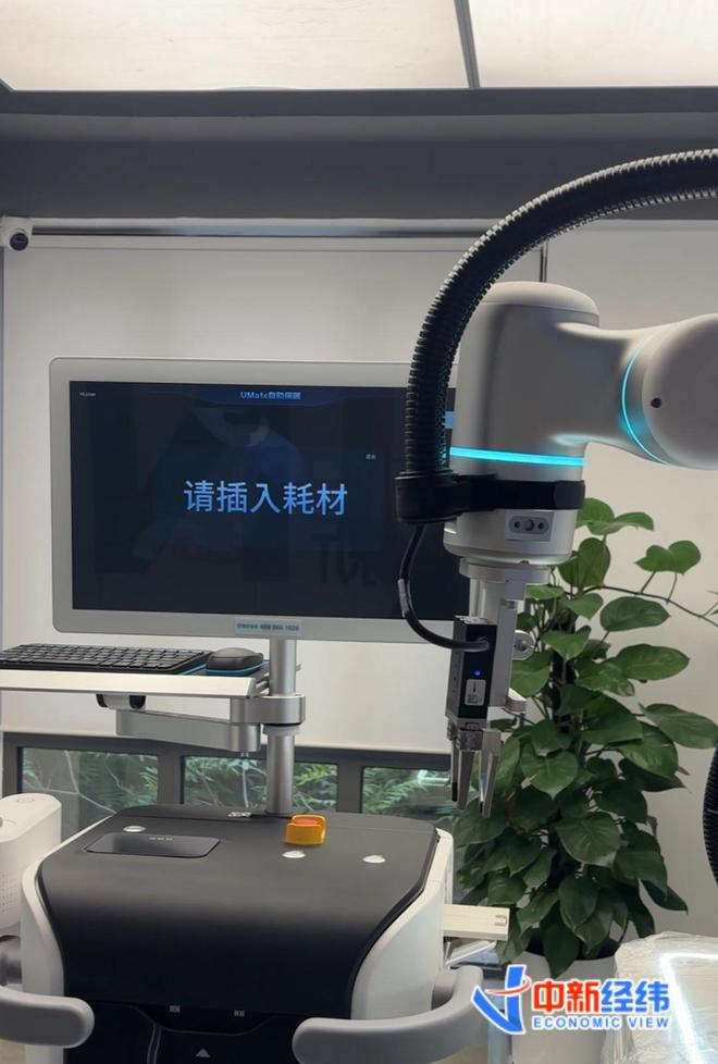 　　AI导管塑形机器人 中新经纬王玉玲摄