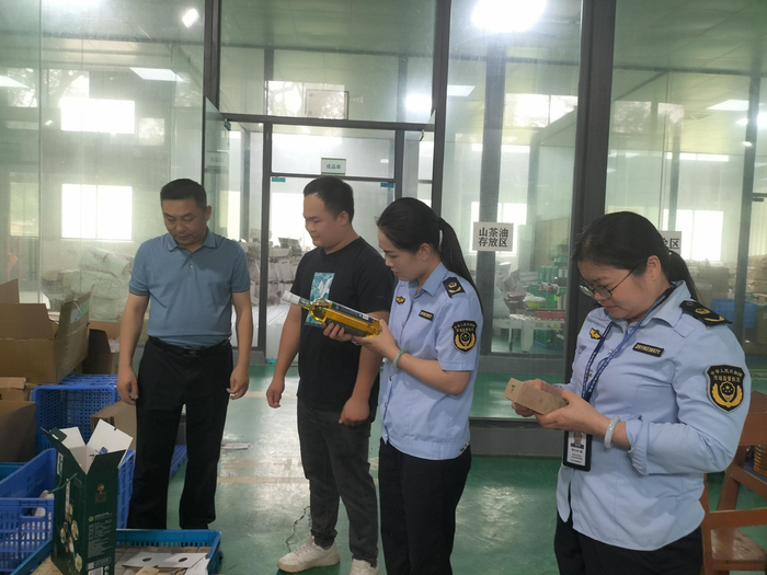 执法人员在山茶油企业进行检查。平桂区市场监管局供图