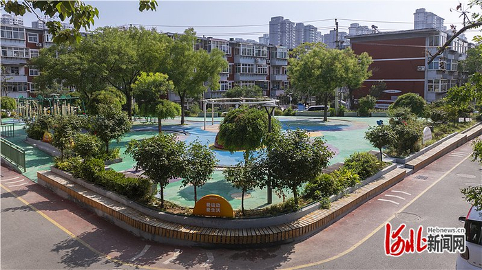近日拍摄的邯郸市复兴区阳光里棉三小区健身活动区。河北日报记者 田 明摄