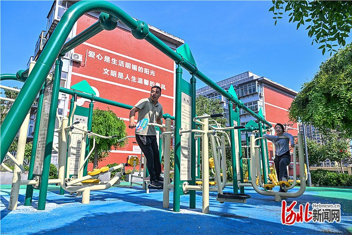 日前，邯郸市复兴区阳光里棉三小区居民在健身活动区锻炼。河北日报记者 田 明摄