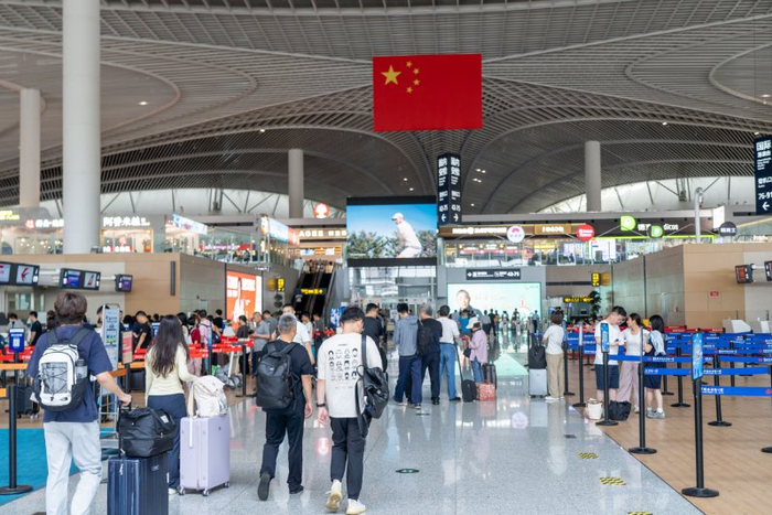 青岛胶东国际机场候机厅里来来往往的旅客。（青岛胶东国际机场供图）