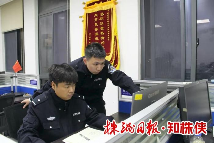 办案中的蔡丰毅(右)。芦淞公安分局供图
