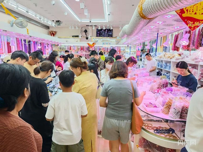 东海水晶城店铺里挤满前来购买水晶的人（央广网记者  王锡斐  摄）