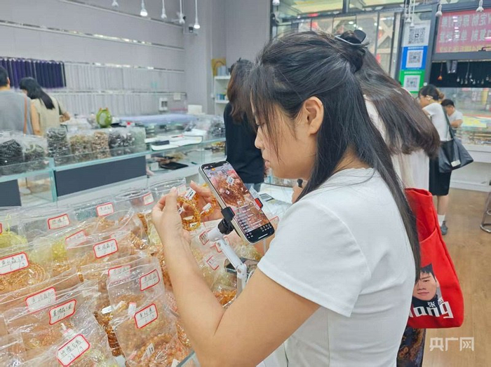 主播在直播带货水晶（央广网记者  王锡斐  摄）