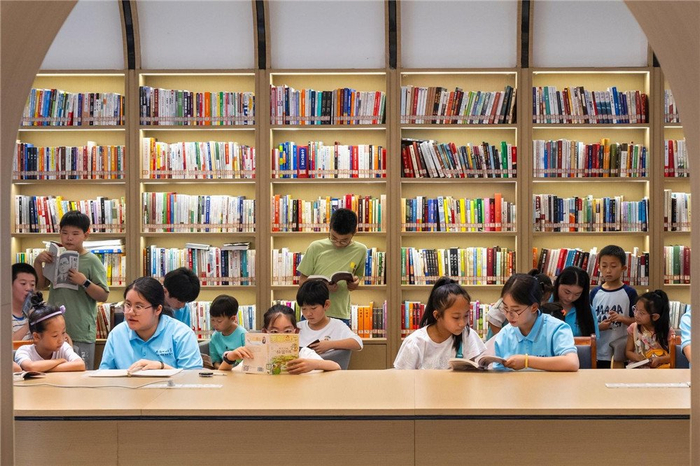 近日，在芜湖市繁昌区孙村镇中分村职工书屋里，安徽师范大学的大学生志愿者在陪伴农村学生读书。本报通讯员 肖本祥 摄