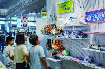 8月13日，不少游客在“苏超”官方特许商品南京南站店驻足选购。 南京日报/紫金山新闻记者 董家训 摄