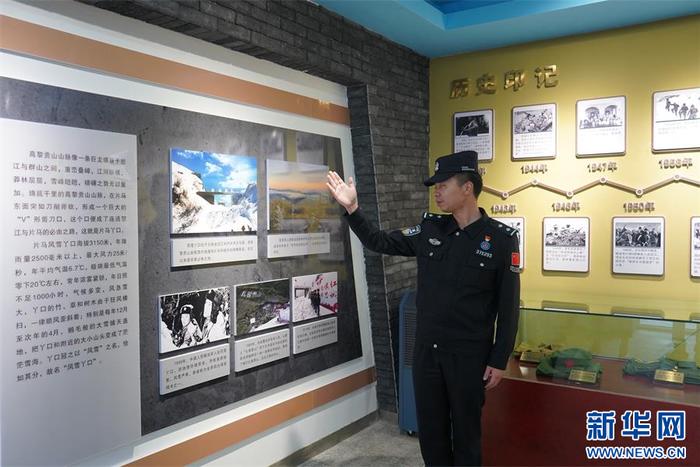 鲁掌边境派出所民警祁松霖向大家介绍风雪丫口的相关情况（8月7日摄）。新华网发