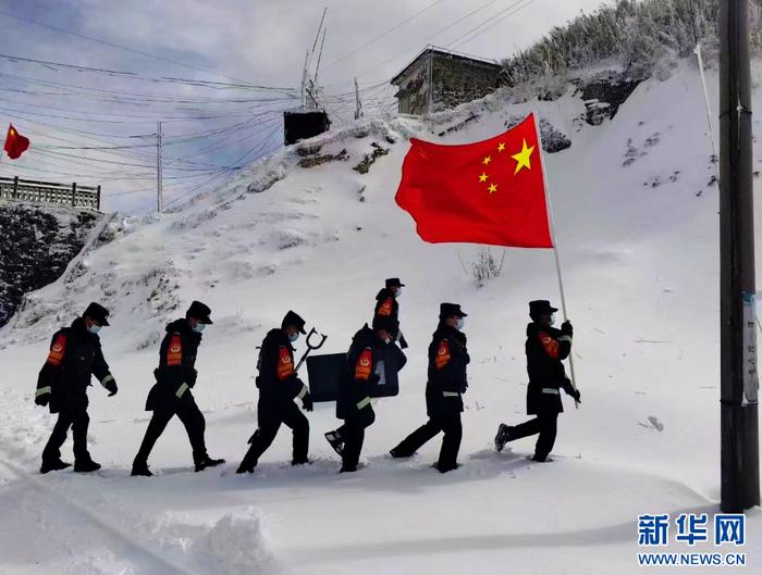 雪地里巡逻的执勤队（资料图）。新华网发（供图）