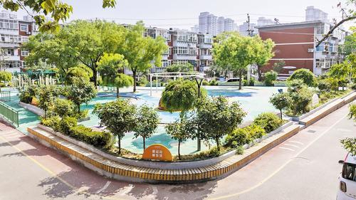     近日拍摄的邯郸市复兴区阳光里棉三小区健身活动区。本报记者 田 明摄