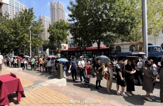 （图注：去年中秋节前一周，欣乐糕点店前排起的长队）
