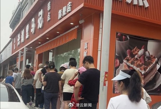 （图注：去年中秋节前一两周，马记糕点门前排起长队）