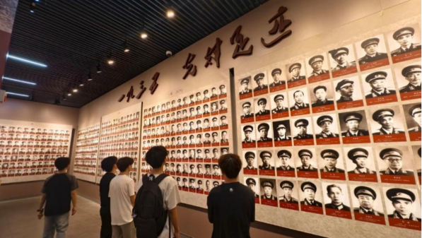 图为实践团成员在遵义会址名人墙前，缅怀先烈