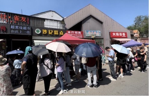 （图注：去年中秋节前一周，沙记糕点店门前排起长队）