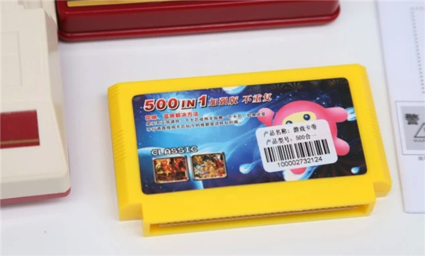 图片来源：什么值得买 - < 小霸王D101插卡FC红白机开箱 >