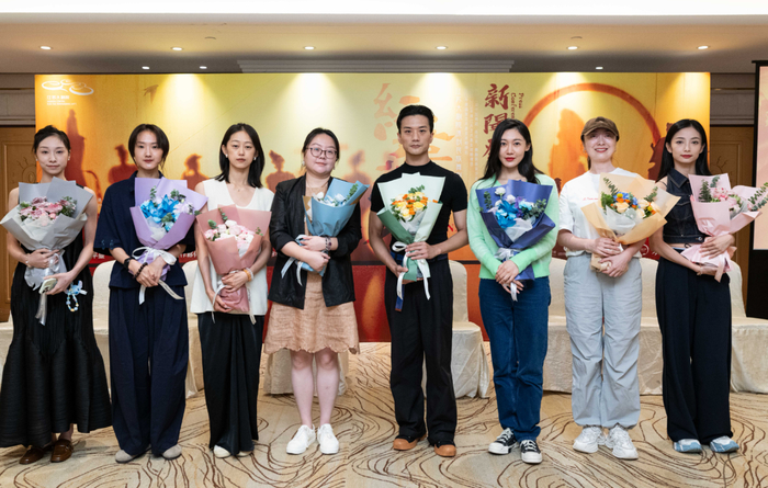 新闻发布会现场合影。图/新华社