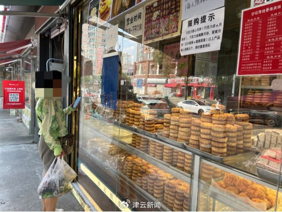 （图注：8月12日下午，买完菜的居民就近买些糕点）