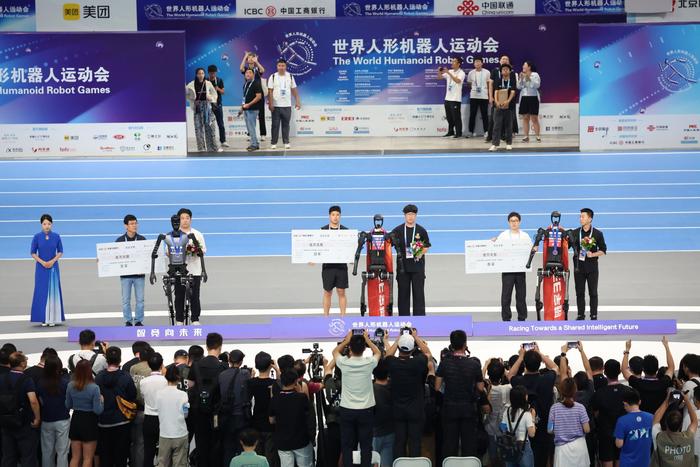 在1500米决赛中，北京人形机器人创新中心有限公司的天骄团队机器人获得亚军。新京报记者 王飞 摄