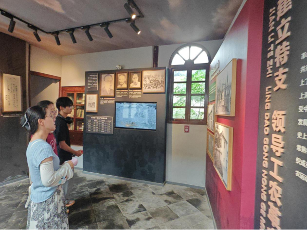 图为宋瑾老师带领实践团成员参观展示馆&nbsp;